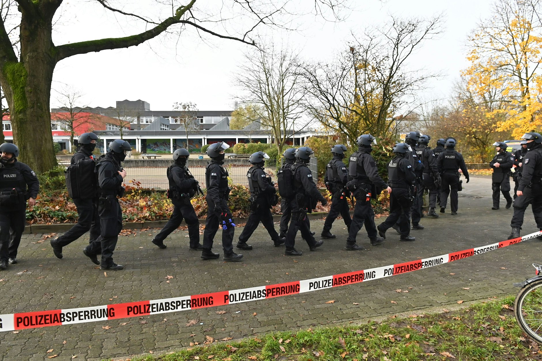 Nach einem Drohanruf zu einem Amoklauf an einer Schule in Dorsten am Nordrand des Ruhrgebiets haben die Spezialkräfte das Gebäude am Mittwochmorgen durchsucht. 