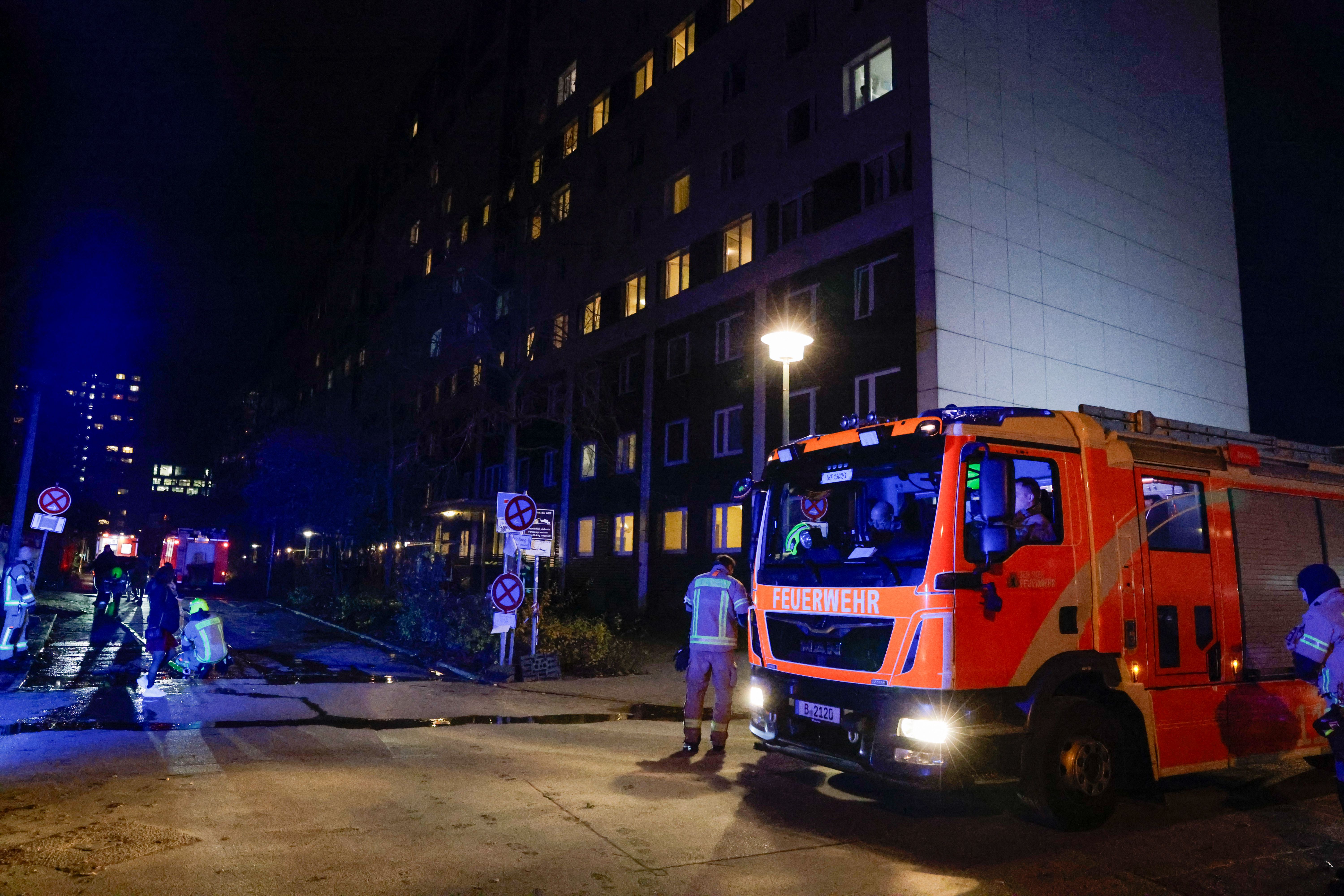 Berlin-Friedrichshain: Feuerwehr rettet mehrere Menschen aus Hochhaus