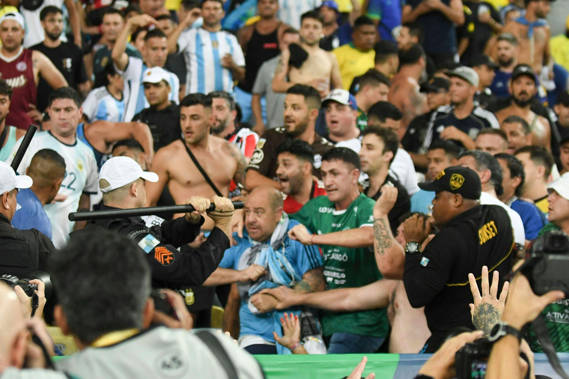 Brutale Gewalt auf den Rängen in Rio: Beim Spiel Brasilien gegen Argentinien kam es vor den Augen von Superstar Lionel Messi zu schweren Ausschreitungen. 