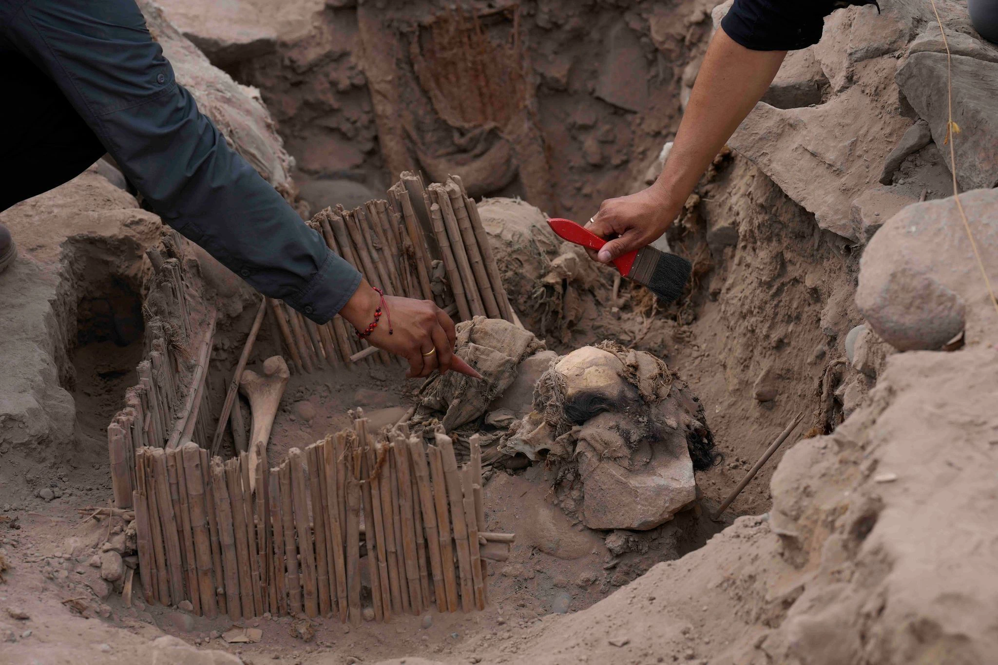 Mumien von vier Kindern und einer erwachsenen Person wurden von peruanischen Archäologen in Lima gefunden.  
