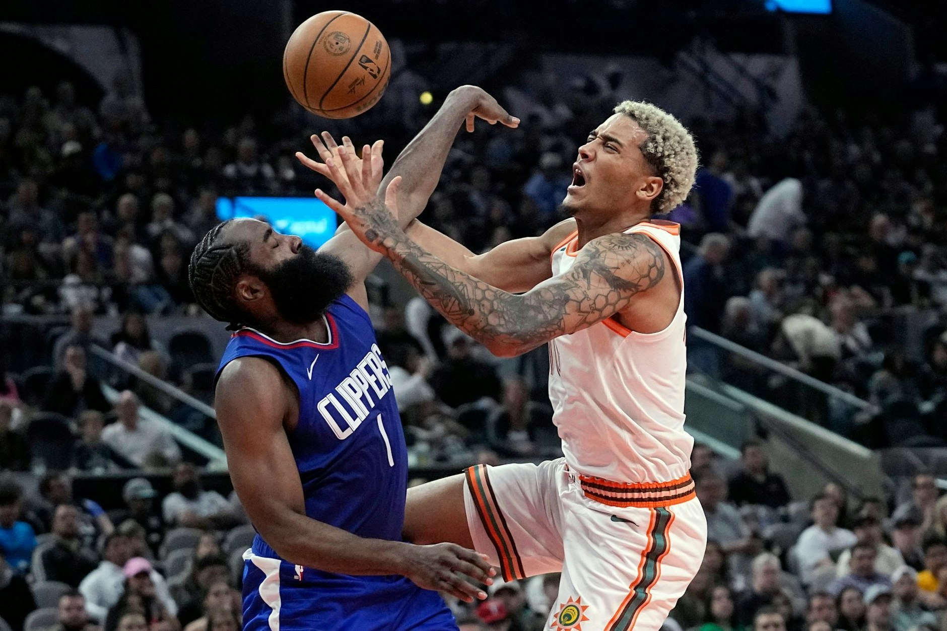 James Harden (l.) von den Los Angeles Clippers verhindert unsanft Jeremy Sochans (San Antonio Spurs) Zug zum Korb.  