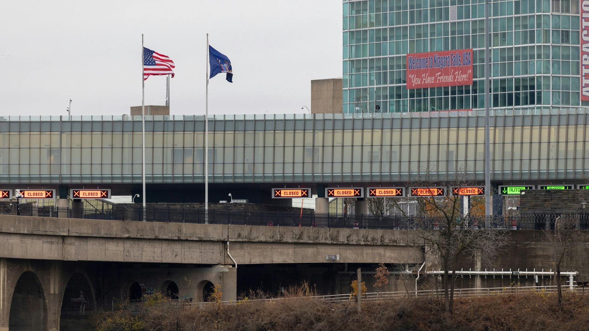 Mehrere Fahrspuren des Grenzübergangs Rainbow Bridge zwischen den USA und Kanada sind in Niagara Falls, Ontario, gesperrt, nachdem ein Fahrzeug an einem Kontrollpunkt auf einer Brücke in der Nähe der Niagarafälle explodiert war. Die FBI-Außenstelle in Buffalo teilte mit, sie untersuche die Explosion auf der Rainbow Bridge. 