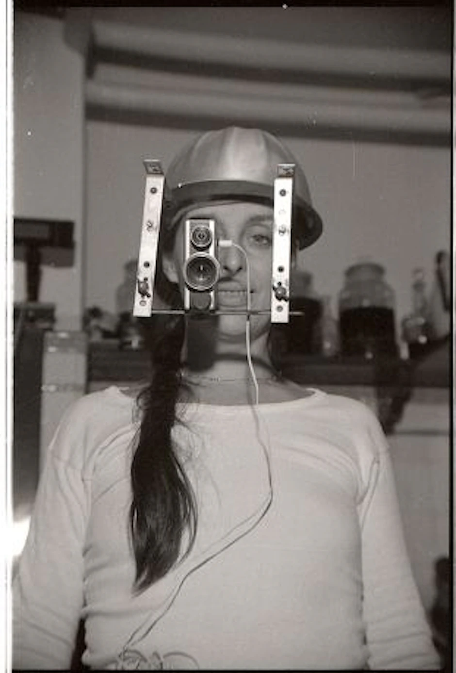Die Künstlerin Margaret Raspé mit dem von ihr erfundenen Kamerahelm, ca. 1974.
