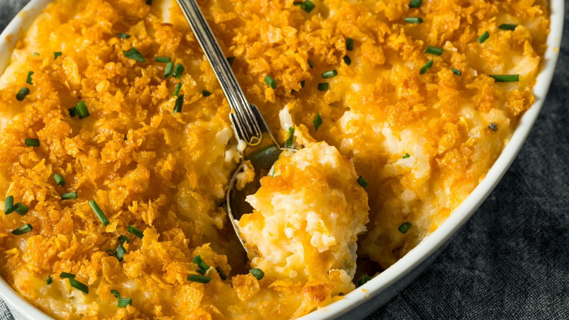 Der leckere Kartoffelauflauf wird laut Rrzept fürr Begräbnis-Kartoffeln mit Cornflakes und Käse überbacken.