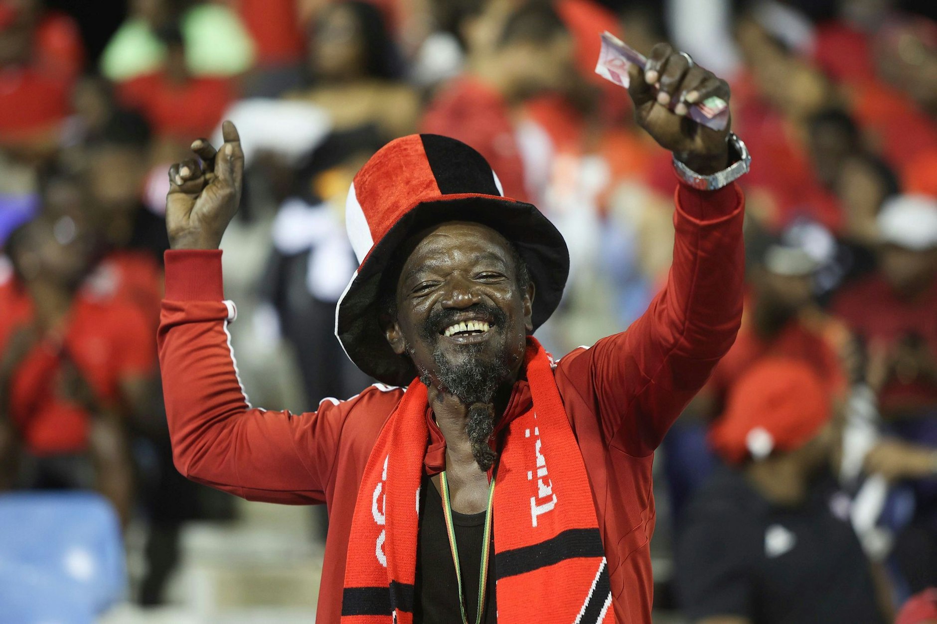 Ausgelassen feiert dieser Fußball-Fan von Trinidad und Tobago in Port of Spain den Sieg über die USA bei der Copa América.  