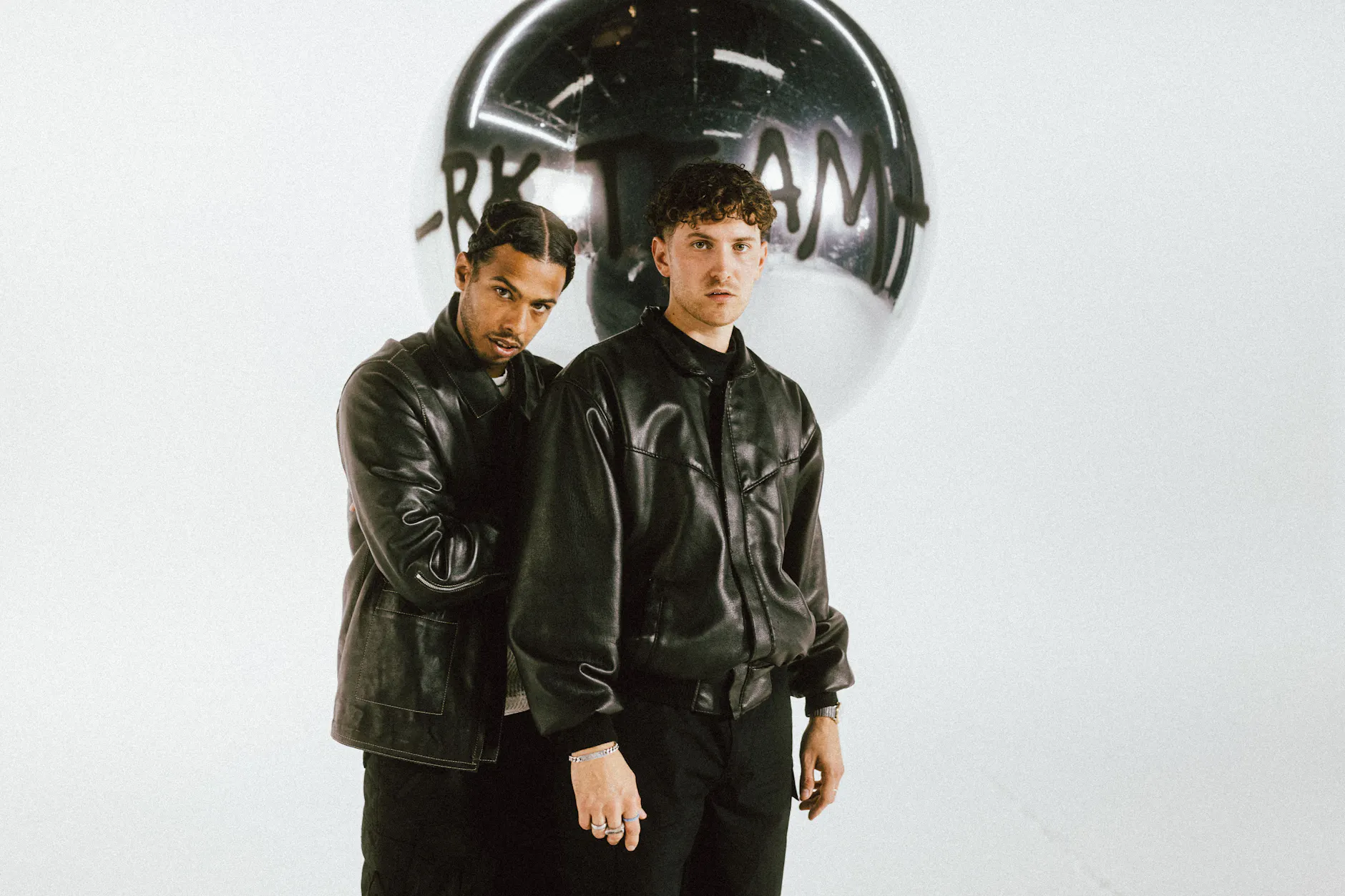 RapK sind Tariq (l.), Victor (r.) und zudem Gustav, der im Hintergrund Sorge für die Visuals trägt.