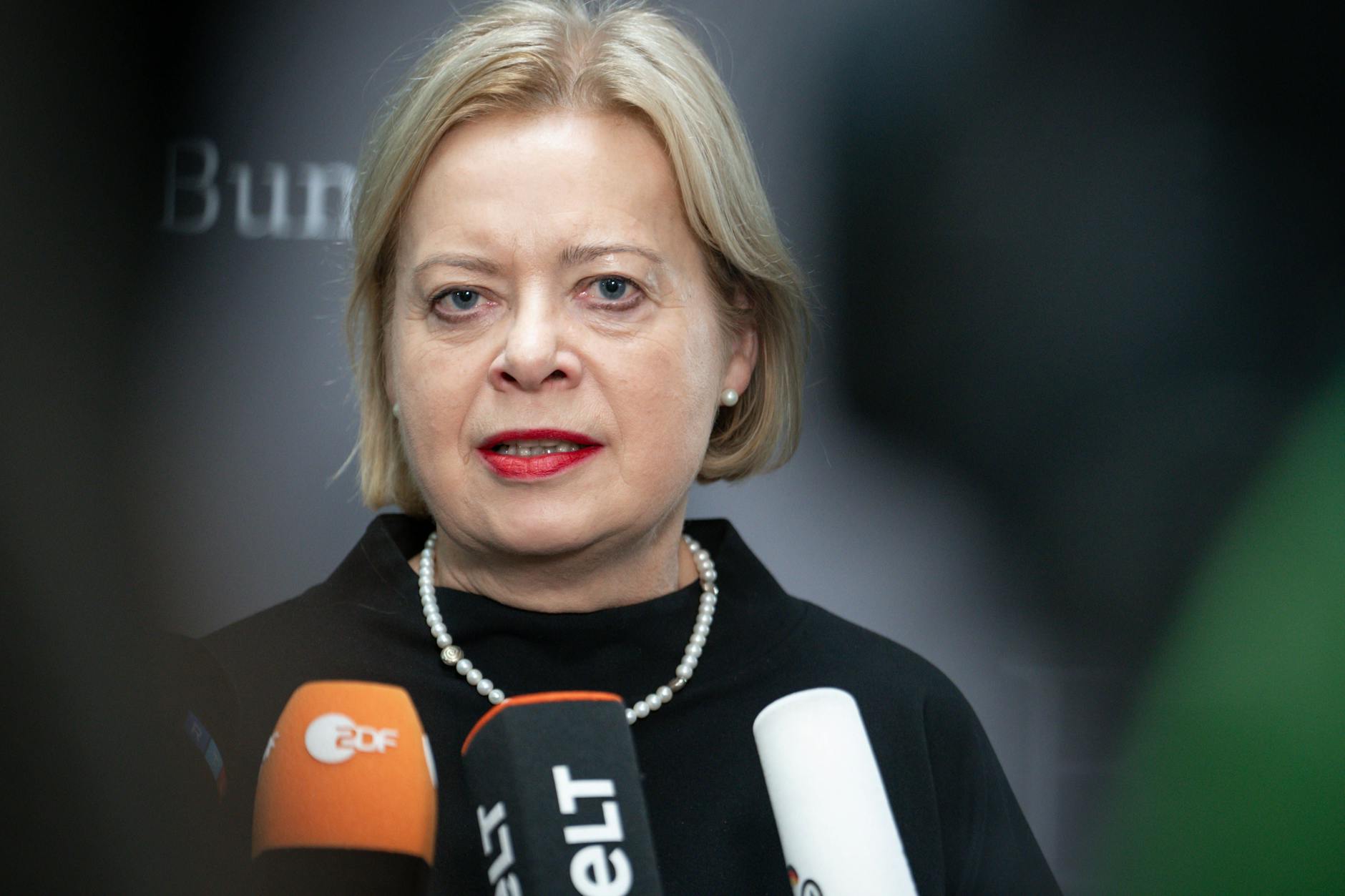 Gesine Lötzsch, haushaltspolitische Sprecherin der Linke-Fraktion: „Aus der Haushaltskrise ist eine Regierungskrise geworden.“