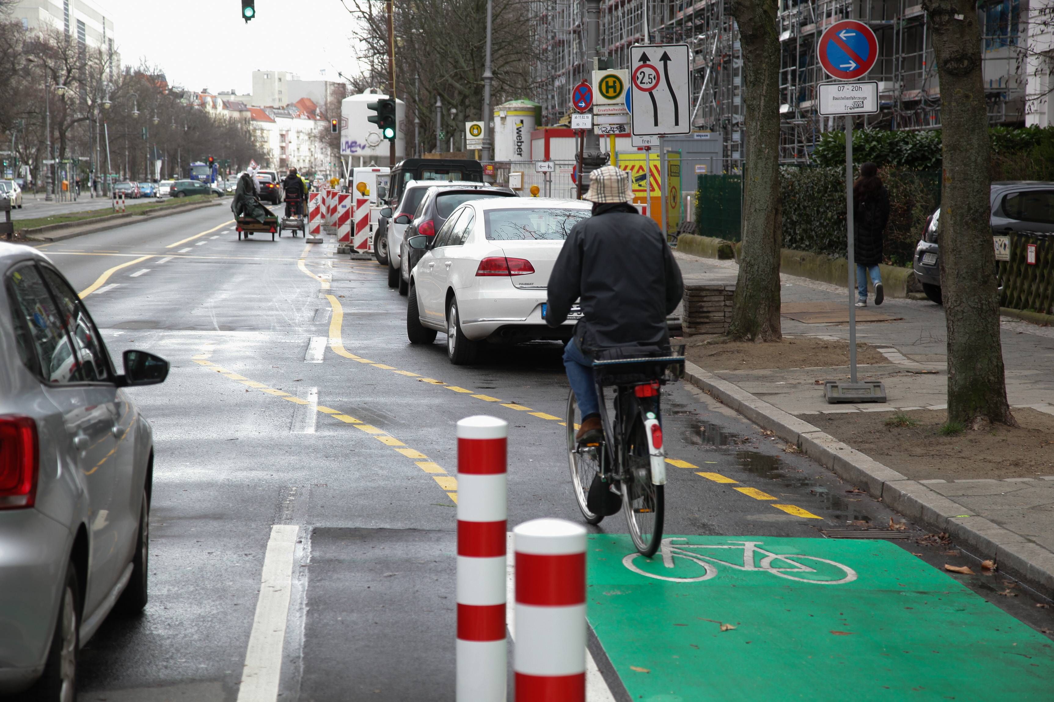 Hasenheide in Kreuzberg: Autofahrer fährt Jugendliche an – Polizei sucht Zeugen