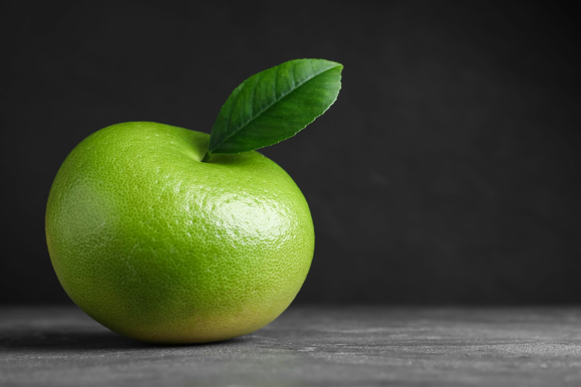 Hellgrün, oftmals fast gelb ist die Sweetie, weshalb man meinen könnte, sie sei unreif. Die Frucht ist sehr saftig und erfrischend.