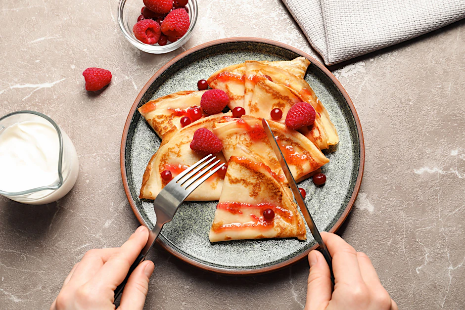 Sehen die Pfannkuchen nicht köstlich aus? Und sie sind ganz einfach zu machen. Mit diesen Tricks hier werden die Eierkuchen perfekt fluffig.