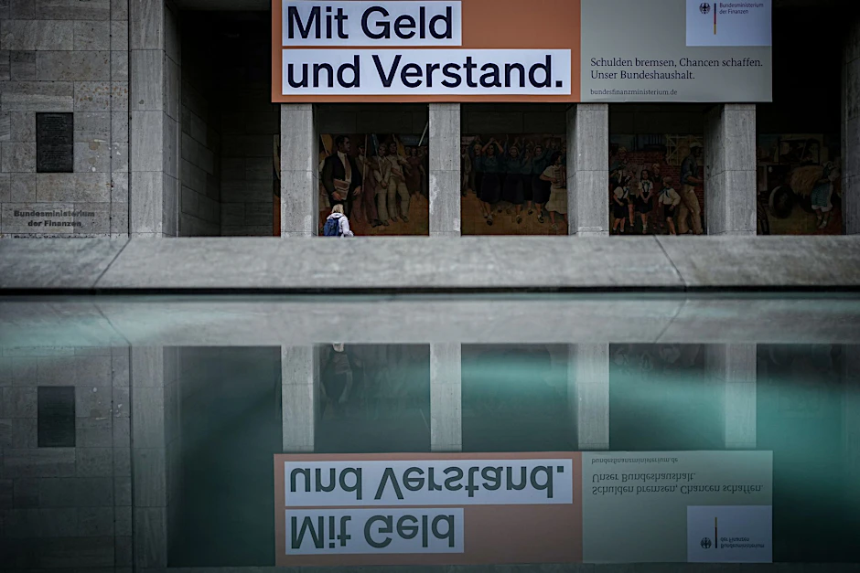 dpatopbilder - Ein Plakat mit der Aufschrift «Mit Geld und Verstand. Schulden bremsen, Chancen schaffen. Unser Bundeshaushalt.» hängt über dem Eingang zum Bundesministerium der Finanzen.  