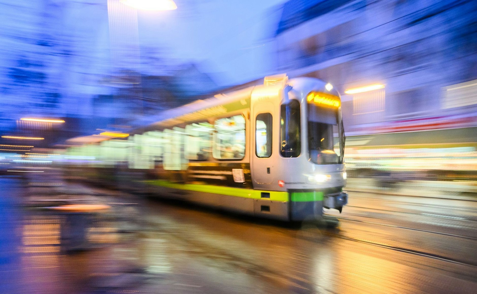 Eine Stadtbahn der Üstra Hannoversche Verkehrsbetriebe fährt am frühen Morgen durch die niedersächsische Landeshauptstadt.  