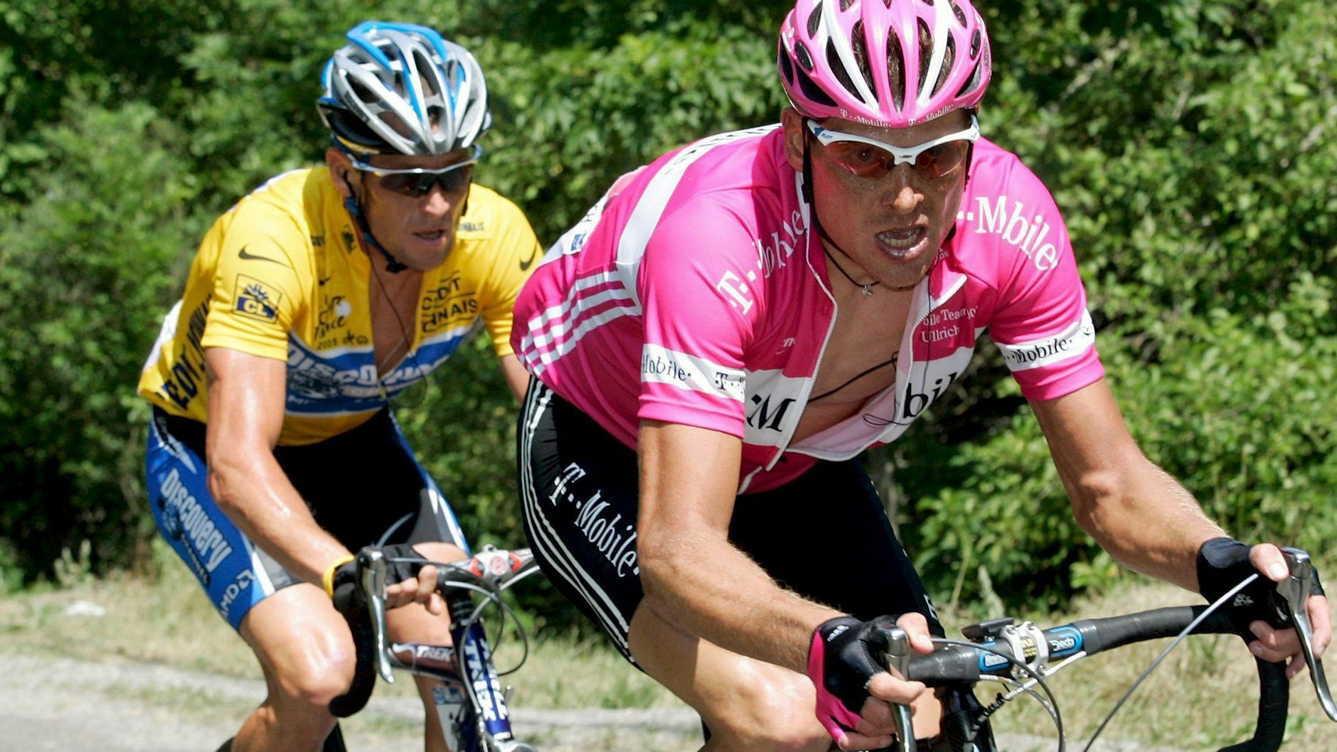 Jan Ullrich (r) und der US-Amerikaner Lance Armstrong. Die öffentliche Ächtung wegen ihrer Doping-Vergehen haben die einst erbitterten Radsport-Rivalen näher zusammengebracht.&nbsp; (Archivfoto)&nbsp;