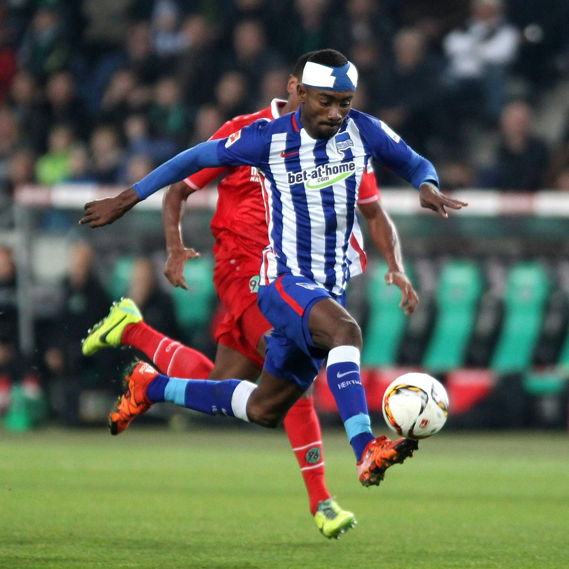 November 2015 in Hannover: Herthas Salomon Kalou klebt bei der Annahme im Sprint der Ball am Fuß, danach traf er zum 2:0 gegen 96.