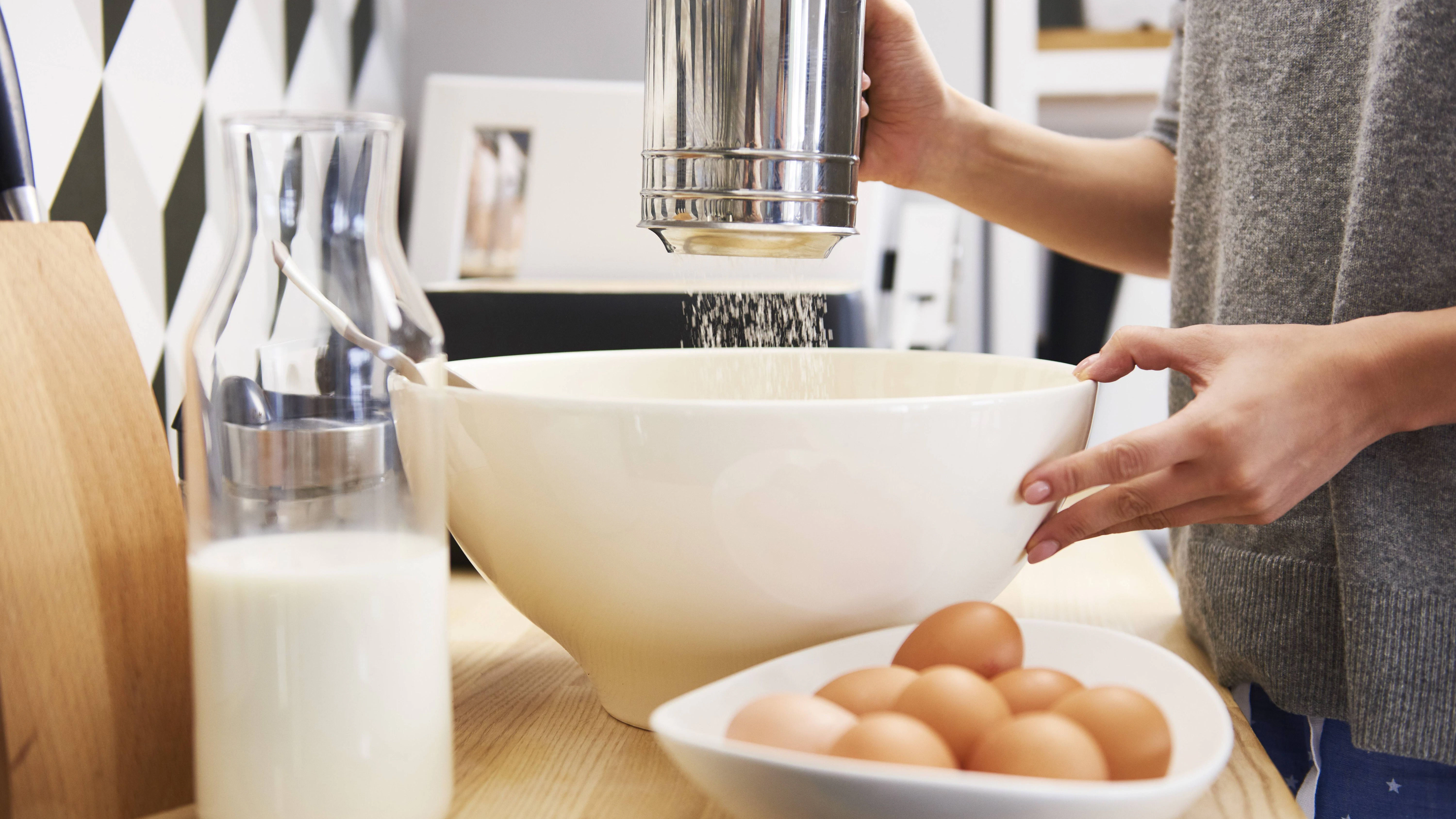 Das Mehl für den Pfannkuchenteig zu sieben ist sinnvoll, um Klümpchen zu verhindern. Den fertigen Teig für die Eierkuchen unbedingt eine Weile ruhen lassen.