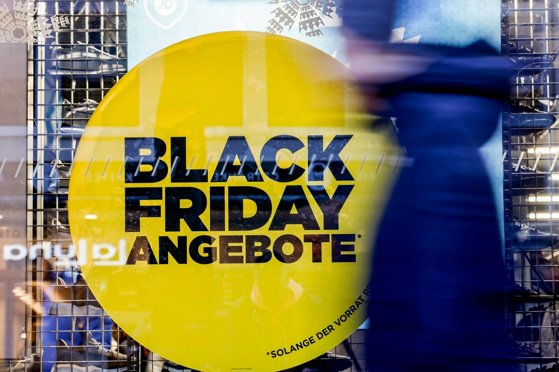 ARCHIV - Rabatt-Tage wie der Black Friday (24. November) und der Cyber Monday (27. November) sind umstritten.  