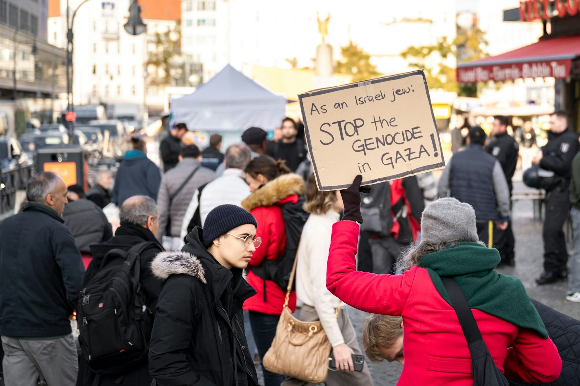 Berlin: Eliana Ben David vom Verein Jüdische Stimme hält ein Protestplakat.