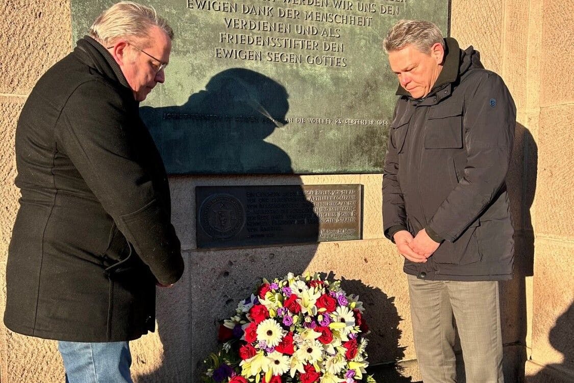 BVV Stefan Böltes und Bezirksbürgermeister Jörn Oltmann legten einen Kranz vor der Kennedy-Gedenktafel am Rathaus Schöneberg nieder.