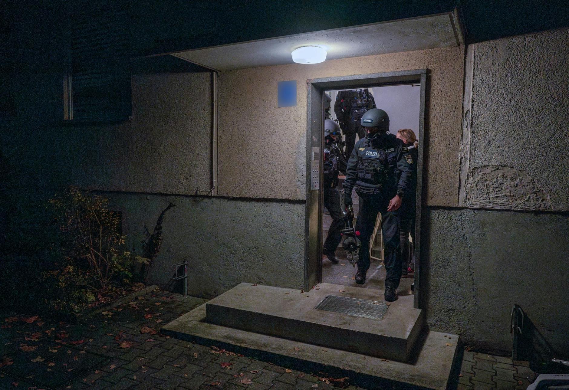 dpatopbilder - Die Polizei durchsucht ein Objekt in München.
