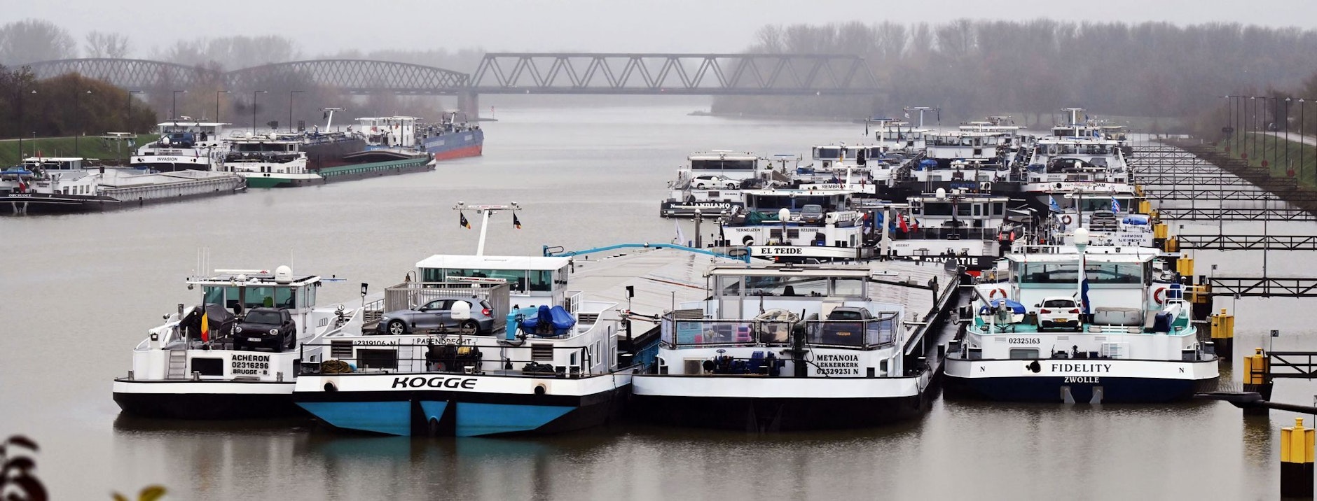 Die Wasserstände im Südwesten sinken zwar wieder, wegen des Hochwassers der vergangenen Tage stauen sich aber an der Iffezheimer Schleuse am Oberrhein noch mindestens 35 Schiffe.  