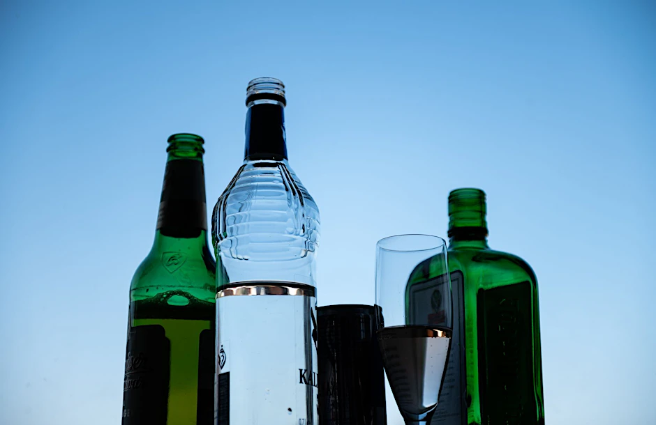 ARCHIV - Verschiedene alkoholische Getränke stehen auf einem Tisch.  