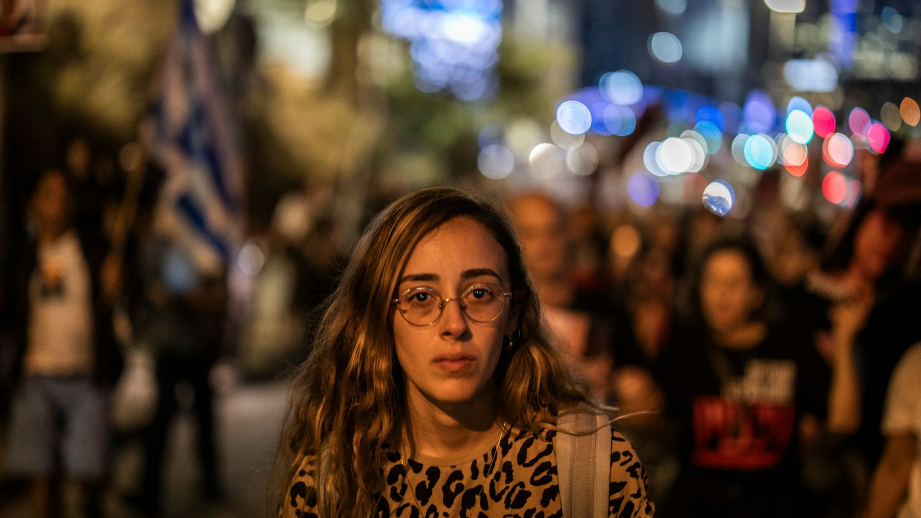 Hoffen auf ein friedliches Ende:&nbsp; Eine israelische Frau demonstriert für die Freilassung der Geiseln.