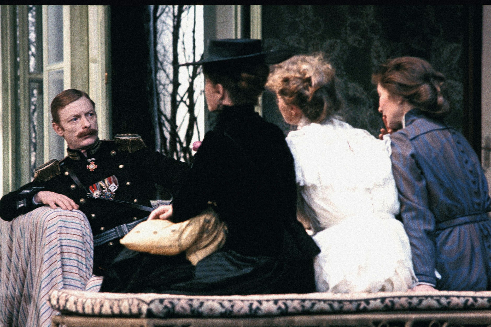 In der Mangel: Der Oberstleutnant, gespielt von Otto Sander, sitzt dem Schwestern-Trio gegenüber. Für seine legendäre Inszenierung von Tschechows „Drei Schwestern“&nbsp;legte Peter Stein 1984 die drei Säle der Schaubühne zusammen.&nbsp;