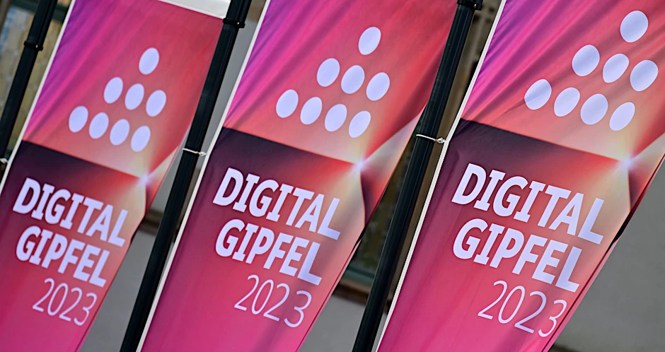 Auf dem Digital-Gipfel der Bundesregierung diskutieren rund 1000 Teilnehmer aus Politik, Wirtschaft, Wissenschaft und der Zivilgesellschaft über eine Umsetzung der digitalen Transformation.  
