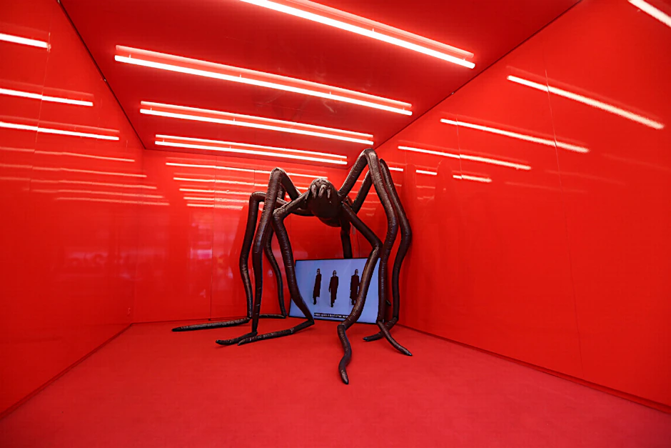 Ekliger Anblick bei 032c: die Spinne des Berliner Künstlers Nik Kosmas, der auch schon Tiere für Balenciaga entwarf