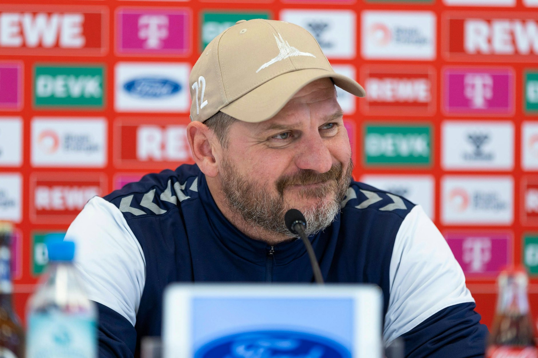 Union-Legende Steffen Baumgart gibt sich beim 1. FC Köln noch zuversichtlich. Aber Freitag muss er erst mal das Bayern-Spiel überstehen.