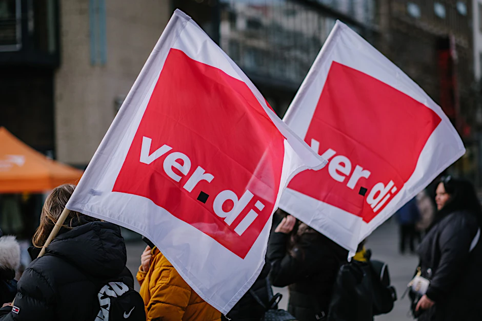 Verdi-Fahnen während einer Demonstration.  