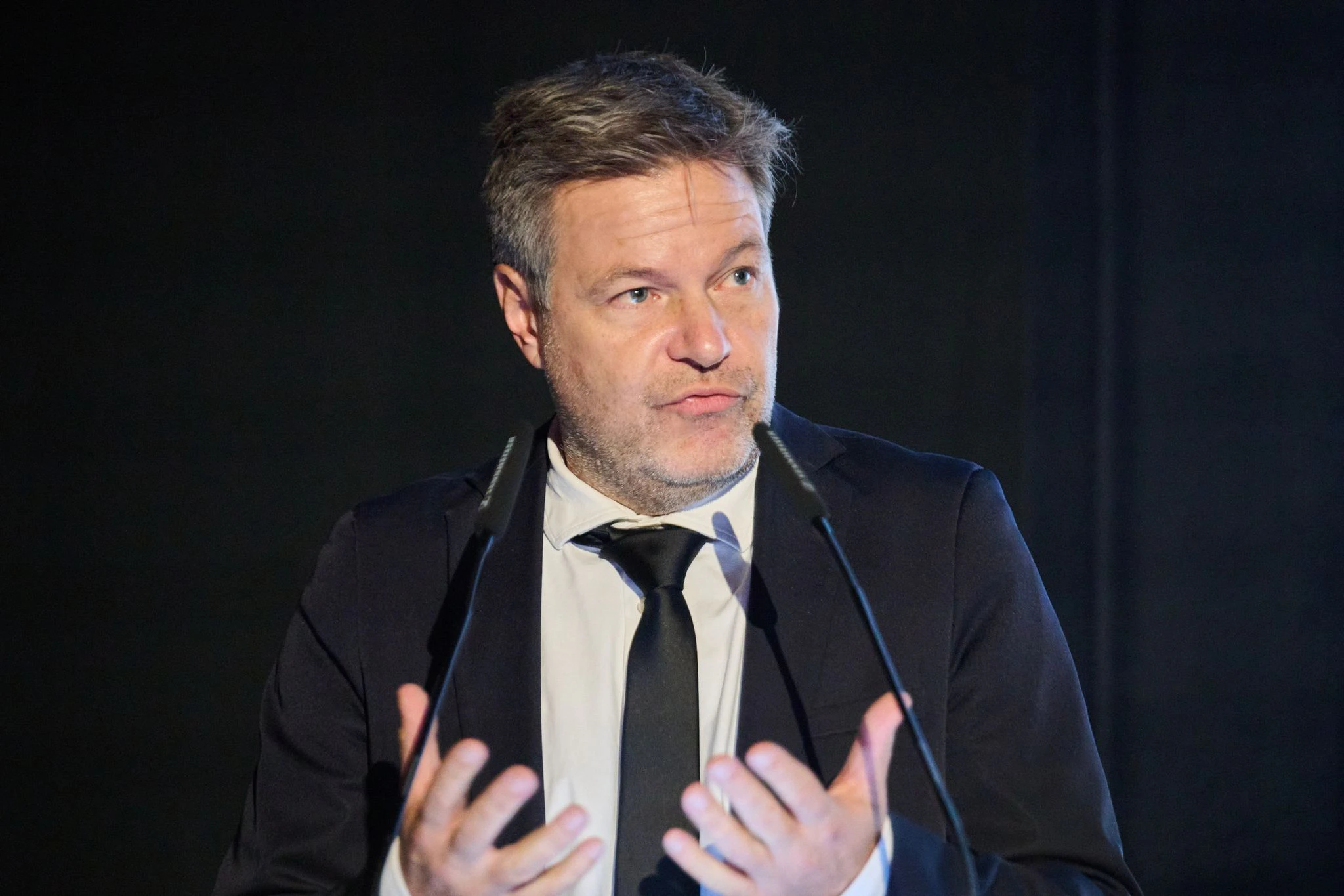 ARCHIV - «Das Wichtigste ist jetzt, eine vernünftige KI-Verordnung auf der europäischen Ebene hinzubekommen», sagt Bundeswirtschaftsminister Robert Habeck (Grüne).  