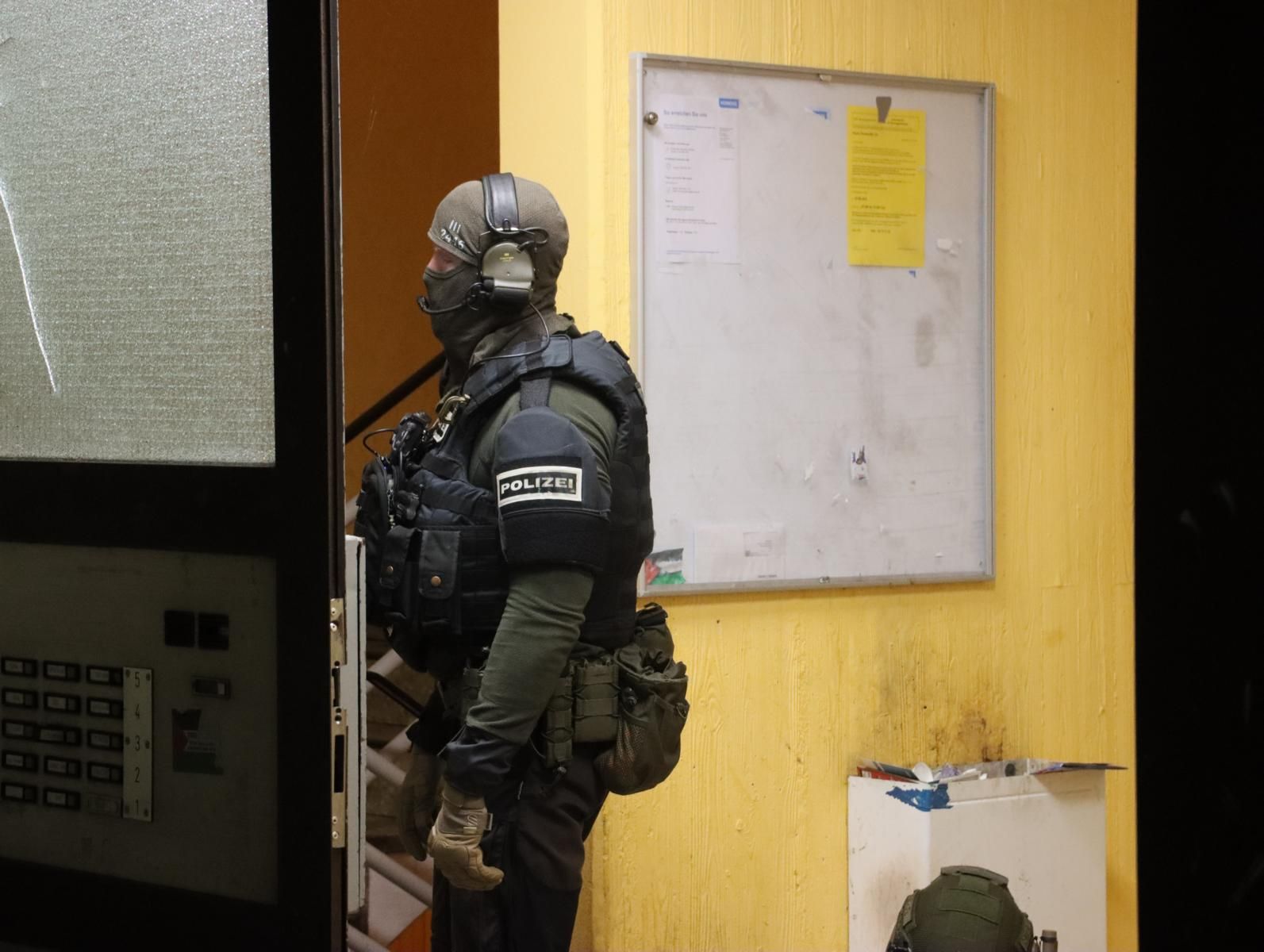 SEK Berlin stürmt Wohnungen in High-Deck-Siedlung: Clan-Mitglied festgenommen – Schusswaffe gefunden
