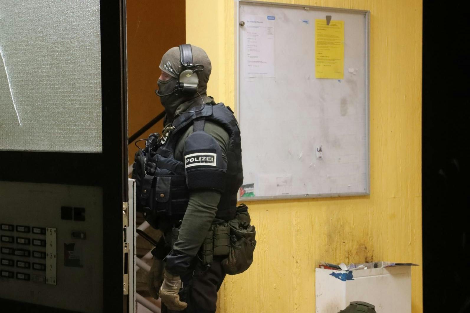 Ein Beamter eines Spezialeinsatzkommandos in der High-Deck-Siedlung