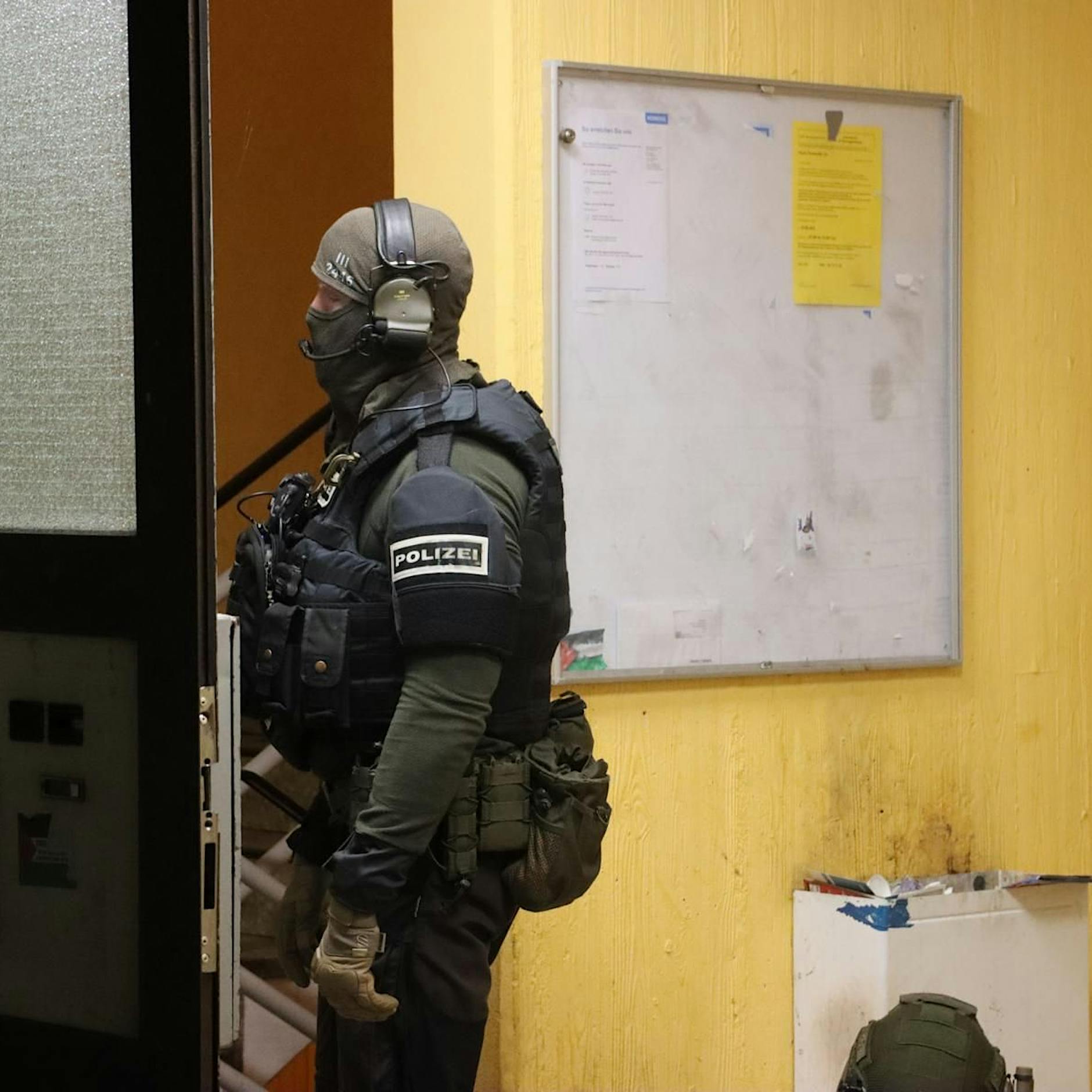 SEK Berlin stürmt Wohnungen in High-Deck-Siedlung: Clan-Mitglied festgenommen – Schusswaffe gefunden