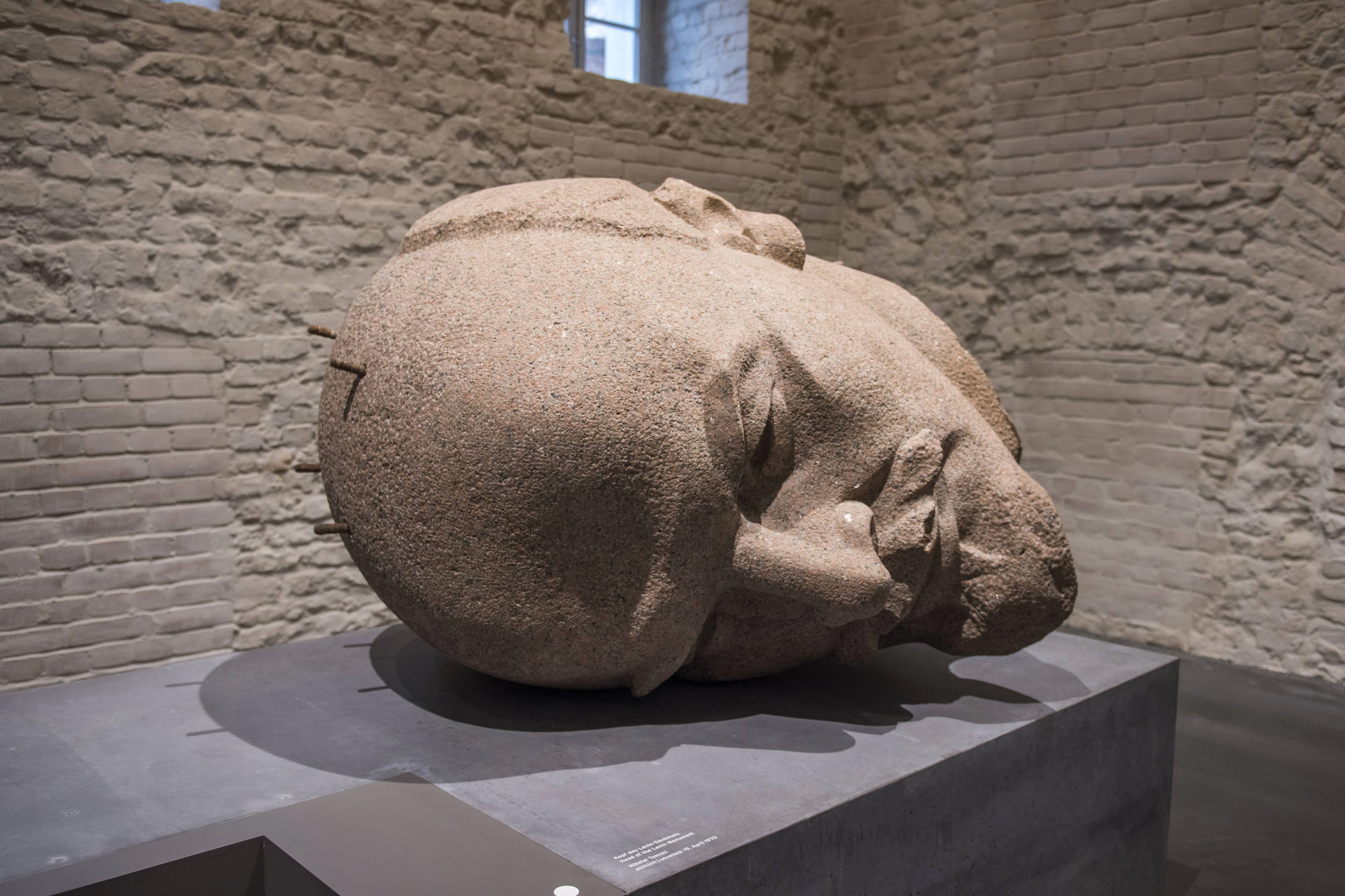 Der Kopf des Lenin-Denkmals vom Leninplatz liegt heute in der Ausstellung „Enthüllt – Berlin und seine Denkmäler“ in der Zitadelle Spandau.&nbsp;