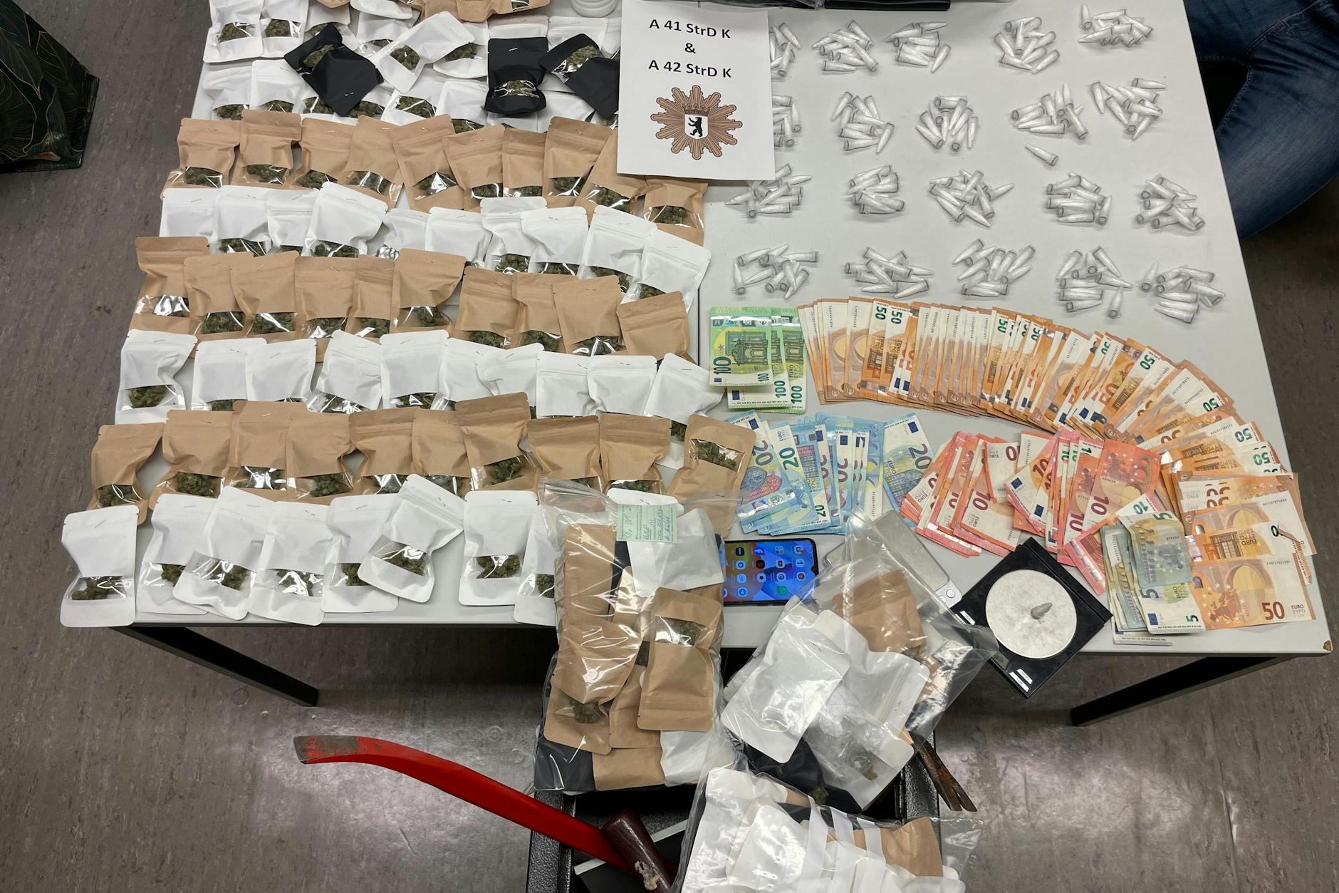 Kokain, Gras und viel Bargeld fanden die Ermittler in der Wohnung in Tempelhof.