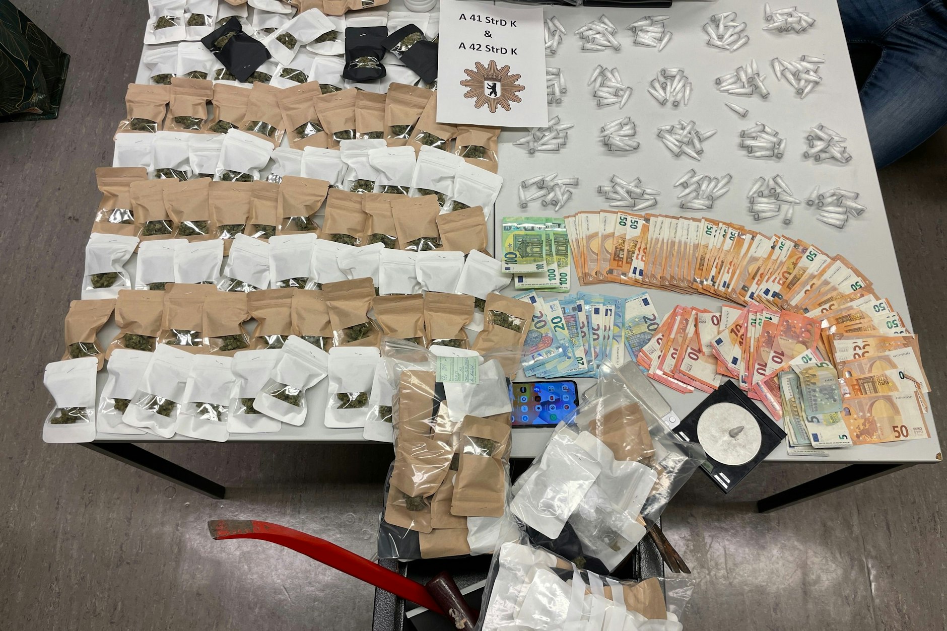 Kokain, Gras und viel Bargeld fanden die Ermittler in der Wohnung in Tempelhof.