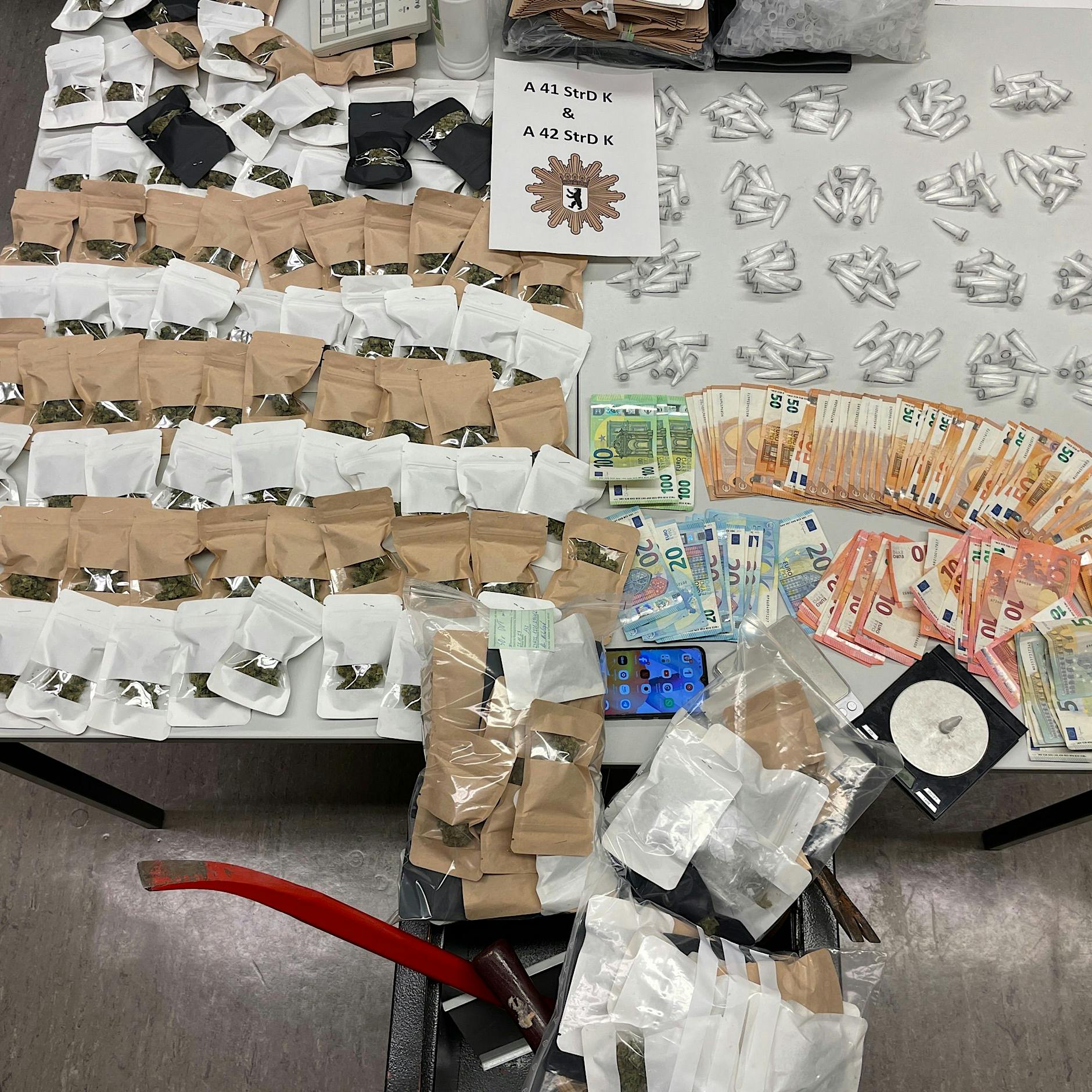 Tempelhof: Koks, Gras und jede Menge Bargeld in Dealer-Wohnung entdeckt
