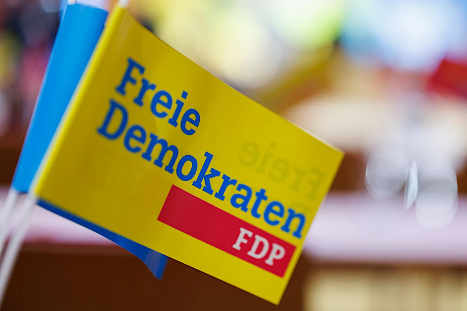 ARCHIV - Der Fragetext der bundesweiten Befragung soll lauten: «Soll die FDP die Koalition mit SPD und Grünen als Teil der Bundesregierung beenden?»  