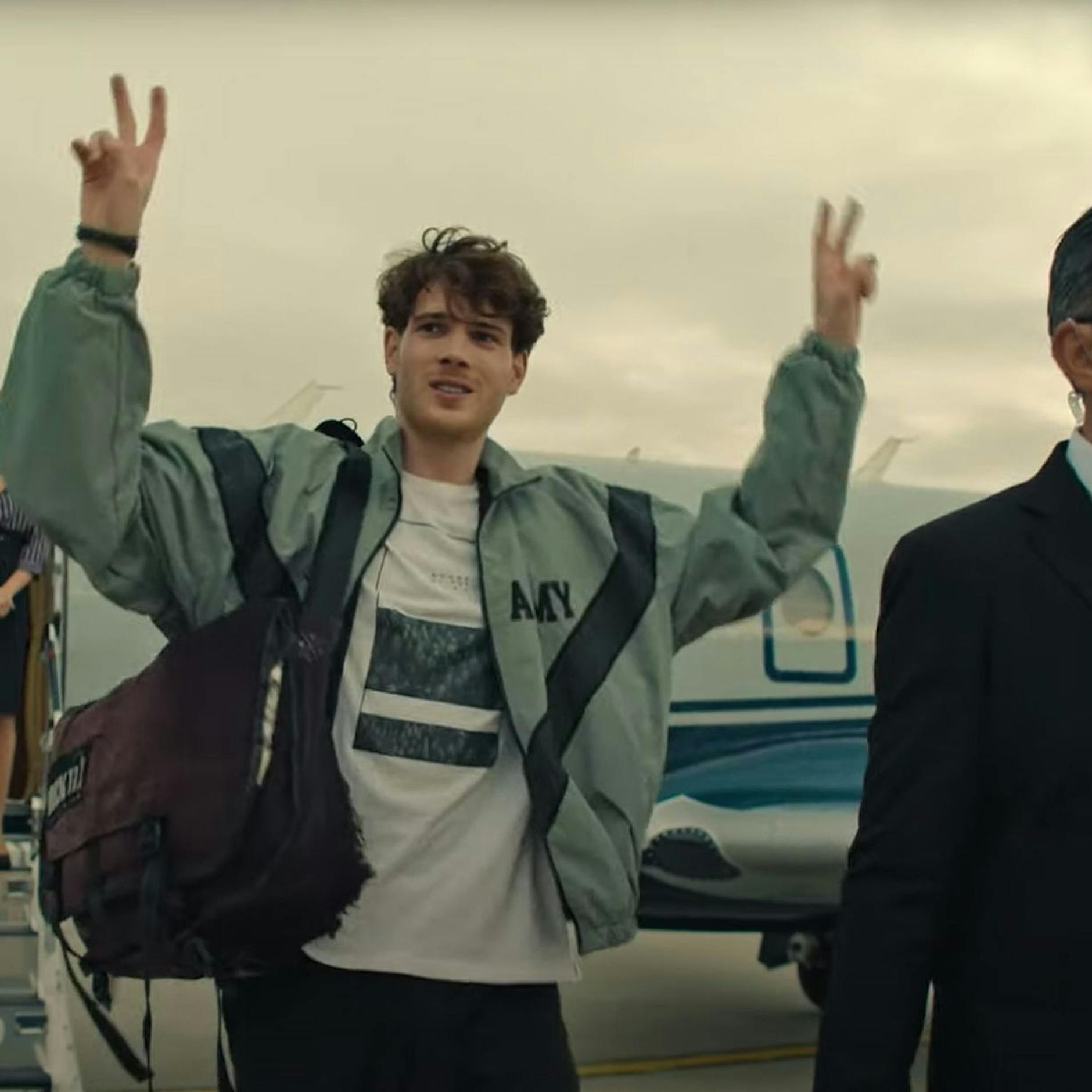 „Eine Billion Dollar“: Vom Fahrradkurier zum reichsten Mann der Welt – die Streaming-Kritik