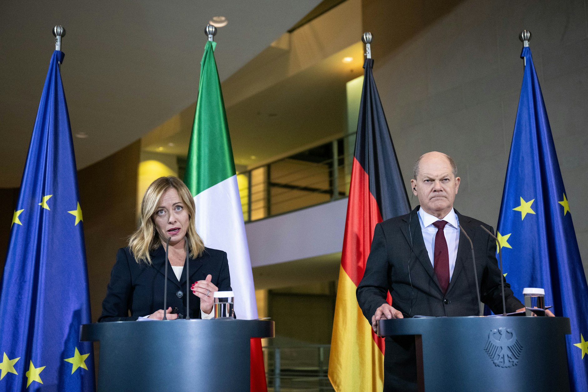 Ein freundlicher Kanzler sieht anders aus: Olaf Scholz und Georgia Meloni auf der Pressekonferenz.