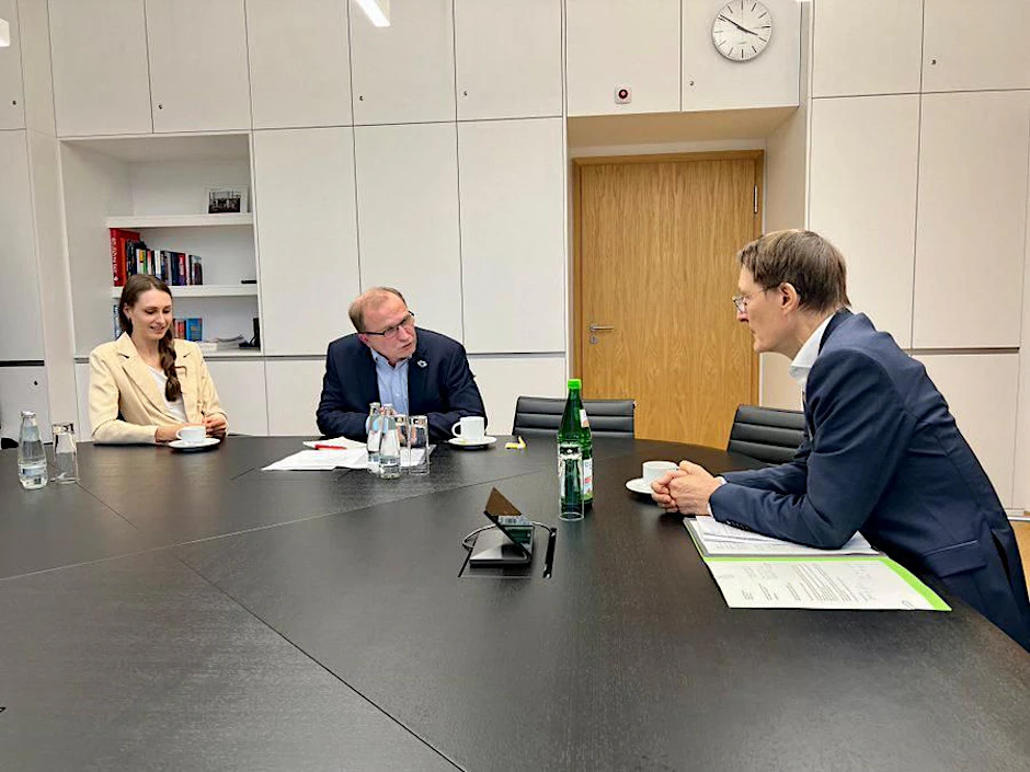 Gesundheitsminister Karl Lauterbach im Gespräch mit Vater und Tochter Springborn am 3. November im Gesundheitsministerium.