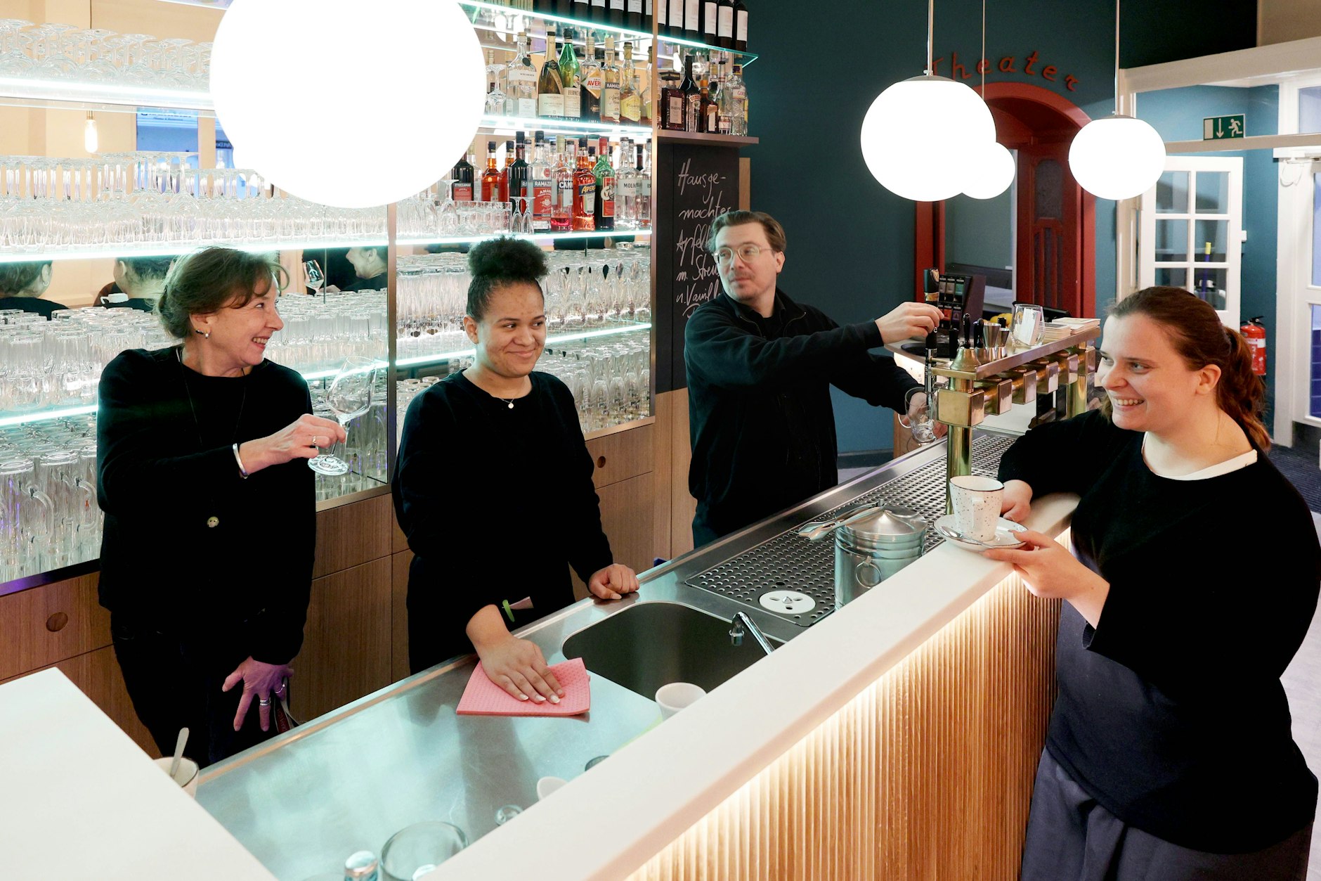 Im Restaurant Charlottchen arbeiten Menschen mit Beeinträchtigungen, betrieben wird es von der Mosaik-Services Integrationsgesellschaft. Restaurantleiterin Andrea Natschek (44, links) mit Jaelma Kökn Bengui (18), Jan Lohrengel (44) und Nicole Schätze (31).