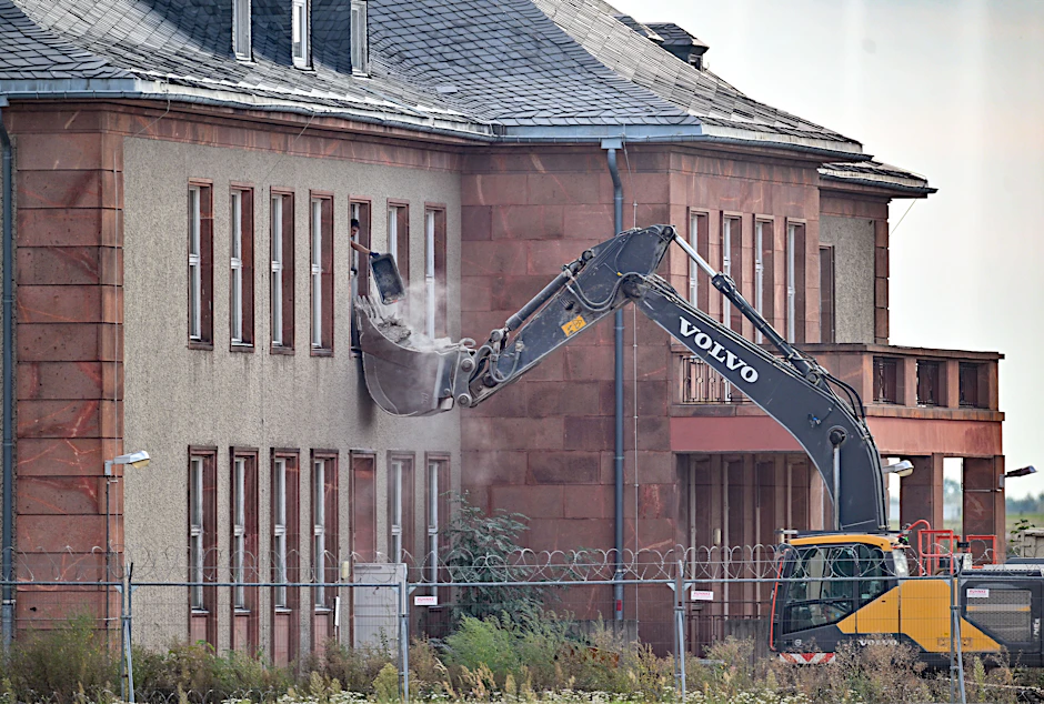 Ein Bild aus dem September: Da half ein Bagger bereits bei der Entkernung des Generalshotels. Ab Dezember geht der Abriss weiter.