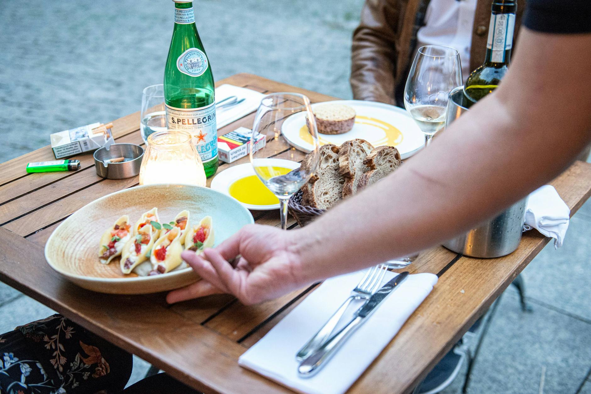 Das italienische Restaurant Enoteca Il Calice am Walther Benjamin Platz in Berlin Charlottenburg. 