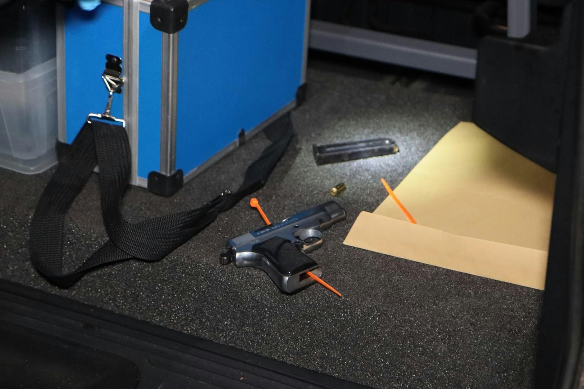 Eine Schusswaffe wurde sichergestellt.