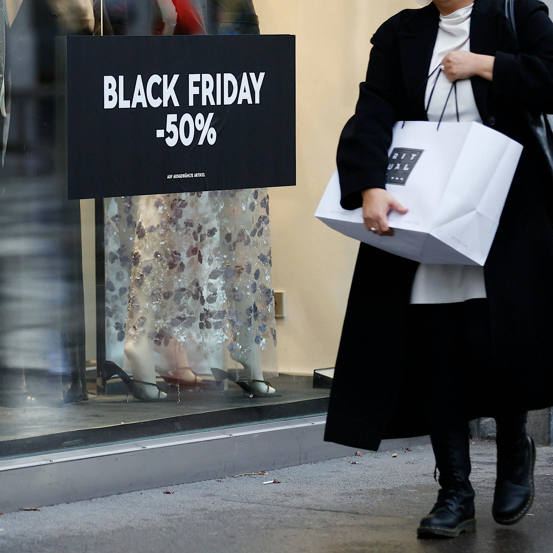 Black Friday 2023 in Berlin: Echte Schnäppchen oder miese Masche?