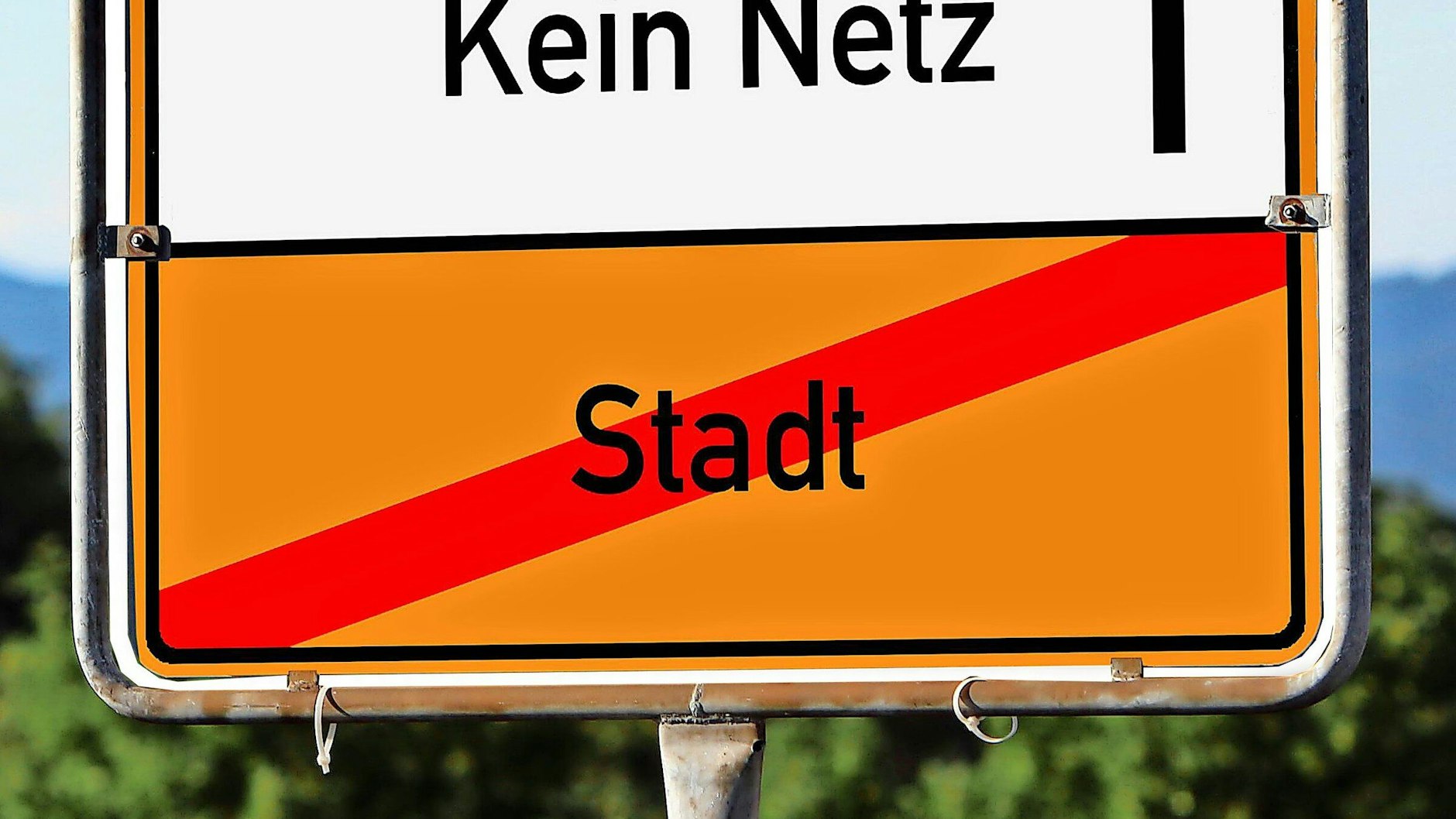 1&1 ist bisher nur ein sogenannter virtueller Netzbetreiber, der für sein Mobilfunkgeschäft die Netze der Konkurrenz nutzt und dafür Miete zahlt. Mit dem neuen Handynetz ab Dezember kommt die Firma auf eigene Beine.