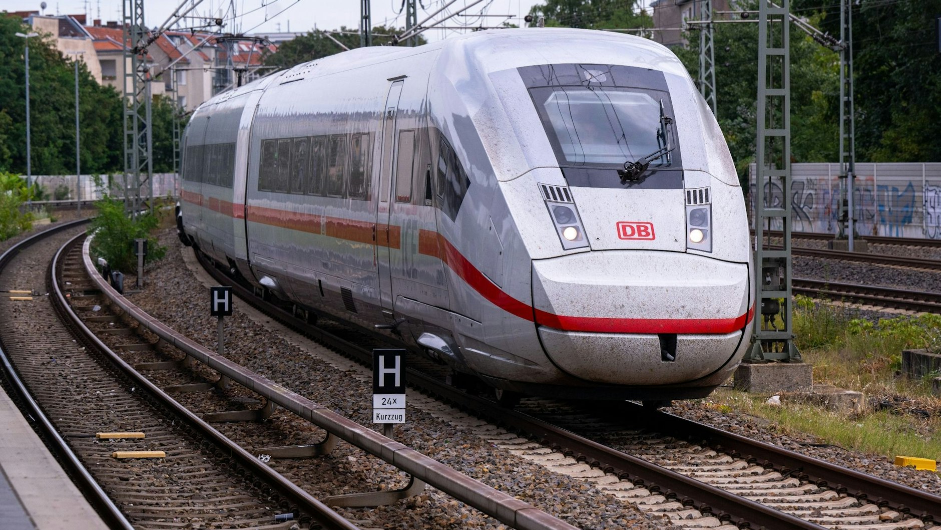 Die Bahn erhöht zum Fahrplanwechsel im Dezember für einige Angebote die Preise.